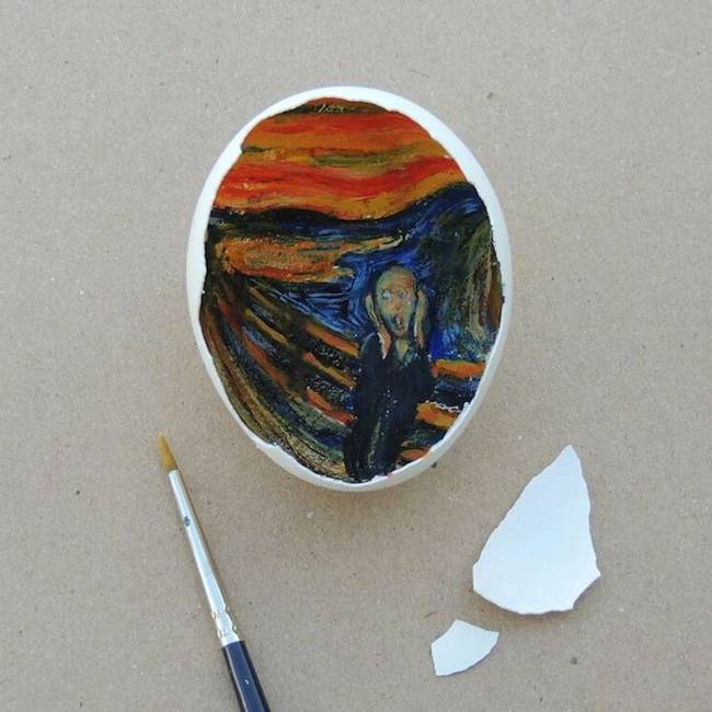 Artist creates fantastic arts in eggshells